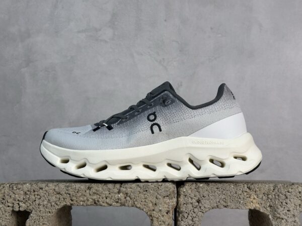 On Cloudtilt Off-white / Whitish-gray