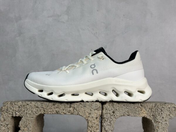 On Cloudtilt Off-white / Creamy beige