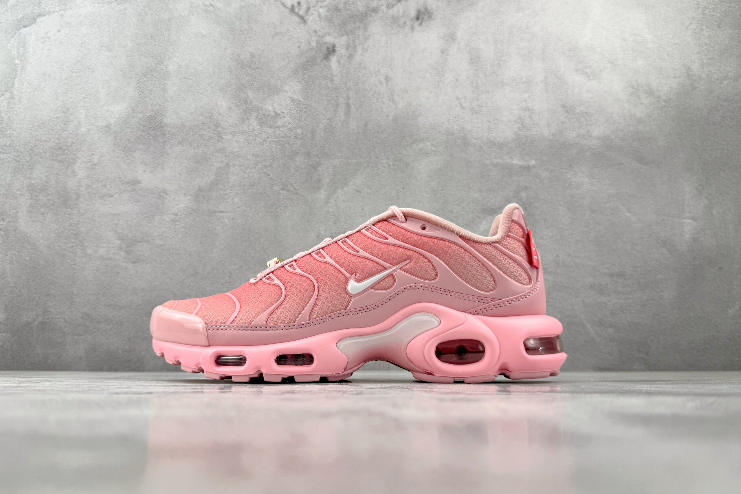 Nike Air Max Plus Sakura pink