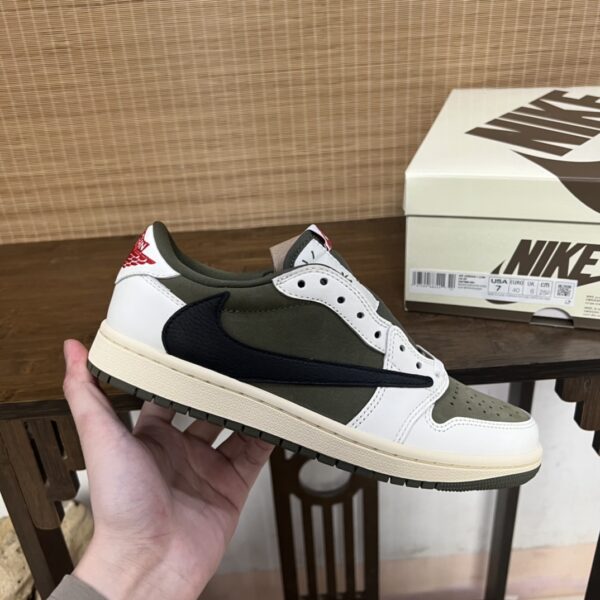 Travis Scott × Jordan Air Jordan 1