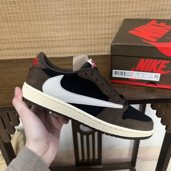Travis Scott × Jordan Air Jordan 1