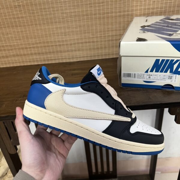 Travis Scott × Jordan Air Jordan 1