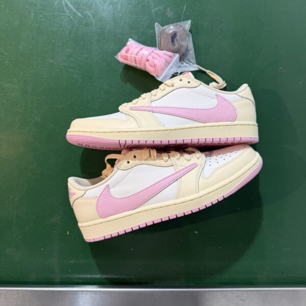 Travis Scott × Jordan Air Jordan 1